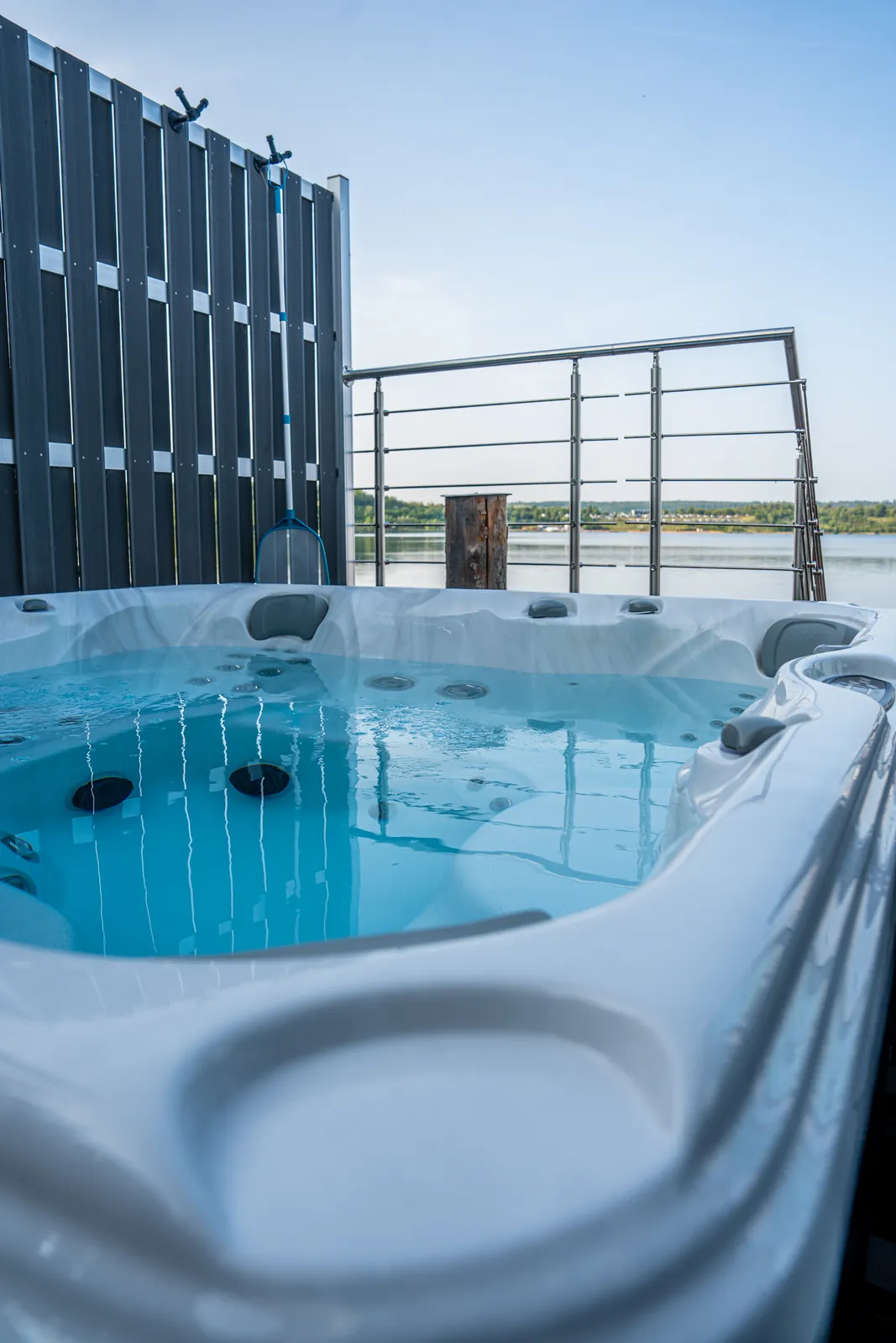 Außenwhirlpool auf der Terrasse mit Blick auf den Geiseltalsee